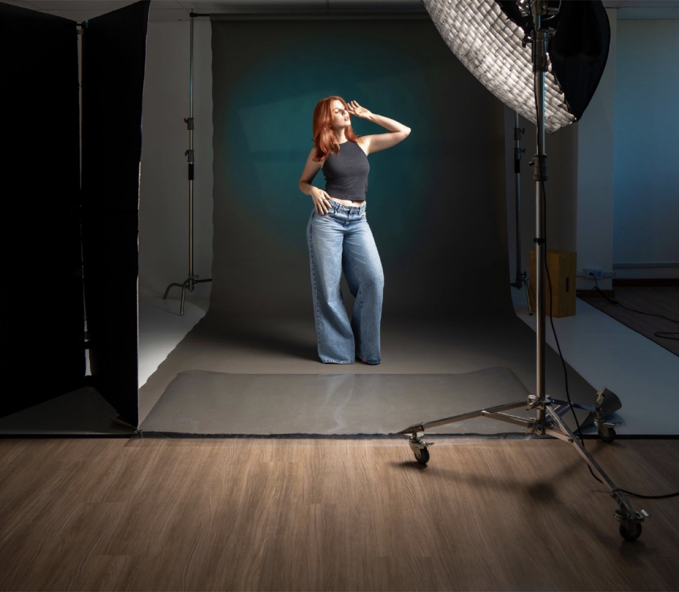 Ensaio fotográfico em andamento no fundo cinza do Estúdio 403