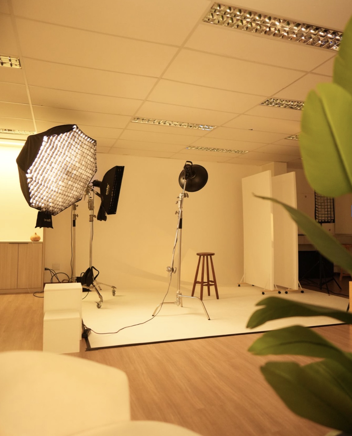 Ciclorama branco com octabox, softbox e refletor montados no Estúdio 403